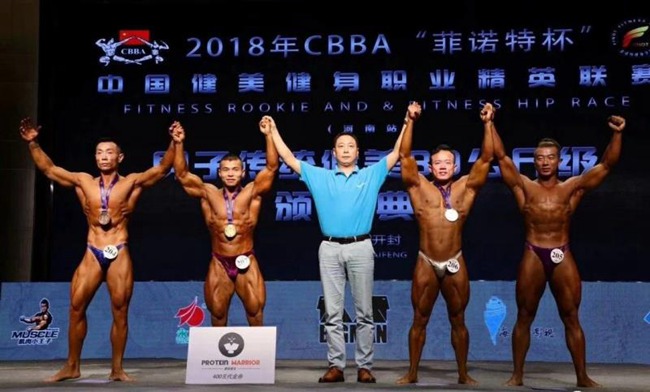 董事長(zhǎng)為全國(guó)健美冠軍頒獎(jiǎng)