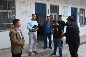 谷總了解學(xué)生飲水情況并捐贈(zèng)數(shù)臺(tái)直飲機(jī)